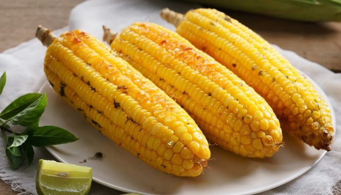 Dos mazorcas de maíz